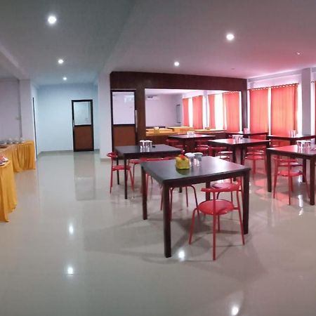 Hotel Meganita Mamuju Екстериор снимка
