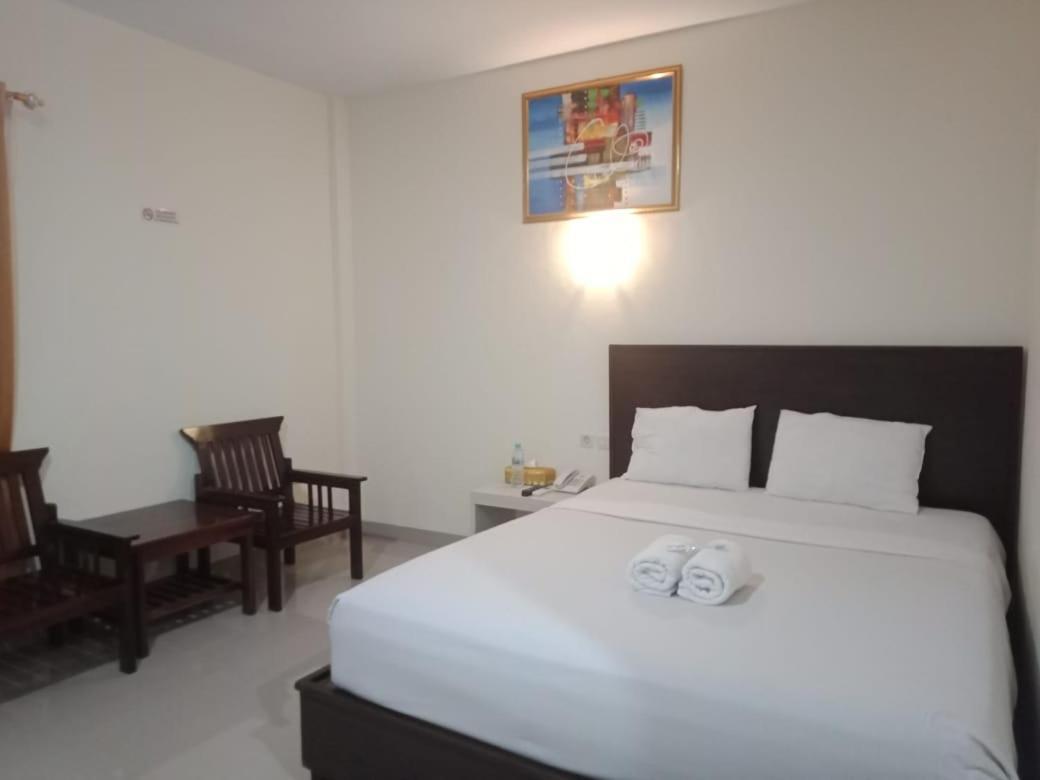 Hotel Meganita Mamuju Екстериор снимка