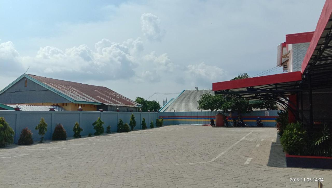 Hotel Meganita Mamuju Екстериор снимка