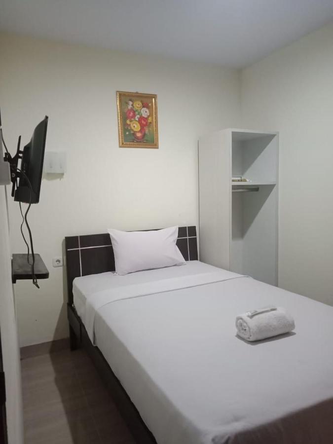Hotel Meganita Mamuju Екстериор снимка