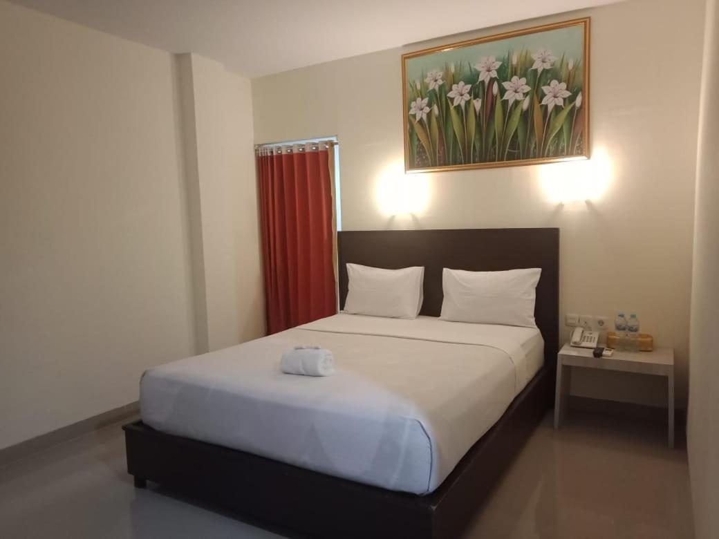 Hotel Meganita Mamuju Екстериор снимка